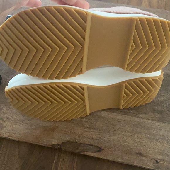 New without box faux shearling platform sneaker 9 - Picture 5 of 9